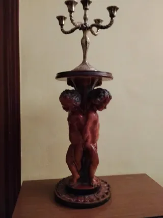 Pie de mesa antiguo con candelabro