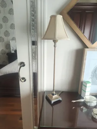 Lámpara de mesa beige y dorada