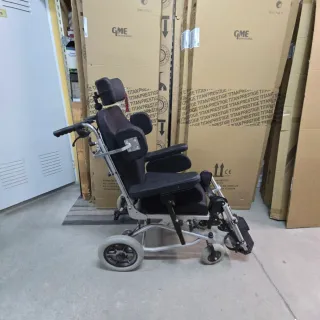 Silla de ruedas basculante