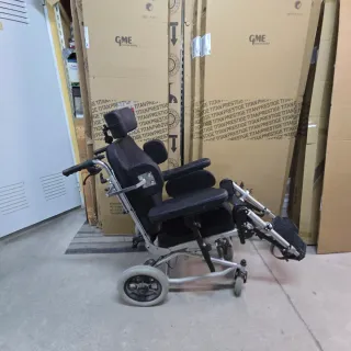 Silla de ruedas basculante
