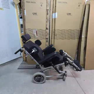 Silla de ruedas basculante