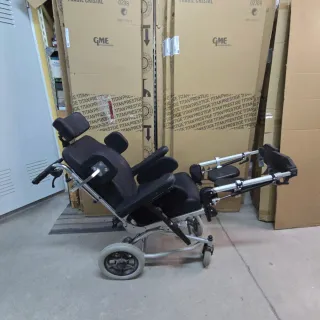 Silla de ruedas basculante