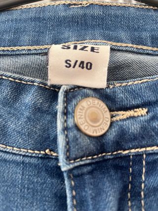 Pantalón tejano desgastado con encaje