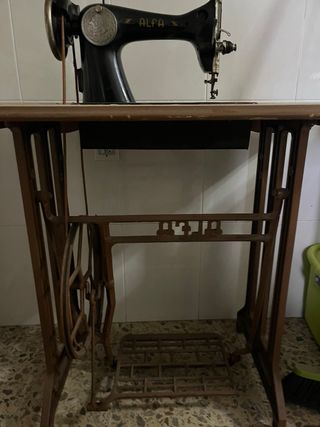 Máquina de coser Alfa antigua