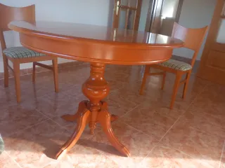 Mesa redonda extensible y 4 sillas
