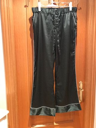 Pantalón de pijama verde con lunares blancos