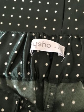 Pantalón de pijama verde con lunares blancos