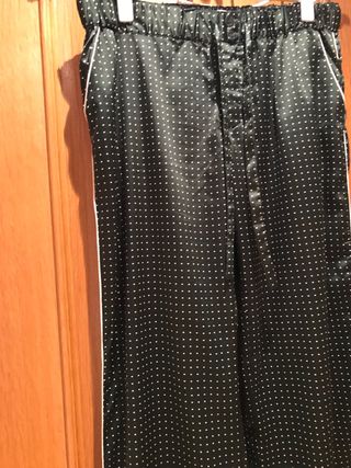 Pantalón de pijama verde con lunares blancos