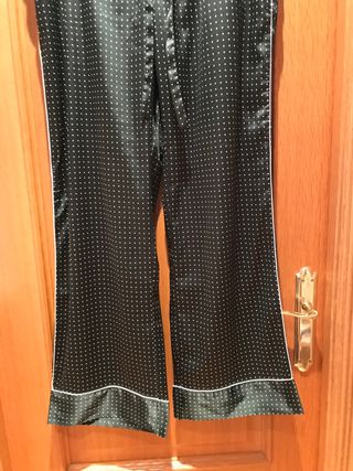 Pantalón de pijama verde con lunares blancos