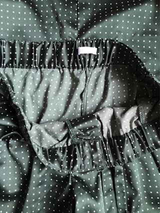 Pantalón de pijama verde con lunares blancos