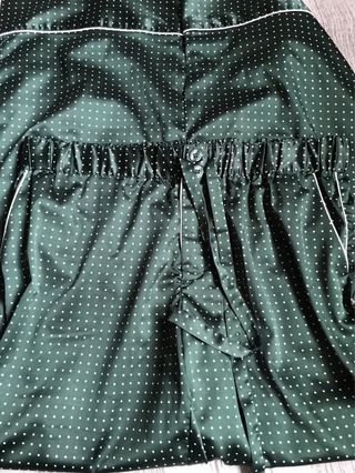 Pantalón de pijama verde con lunares blancos