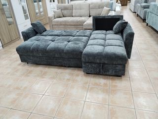 Sofá cama gris de terciopelo