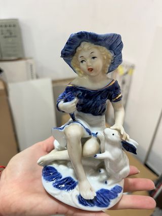 Figura de porcelana niña con conejo