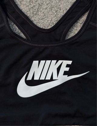 Top deportivo Nike negro