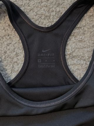 Top deportivo Nike negro