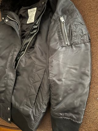 Chaqueta bomber negra con capucha