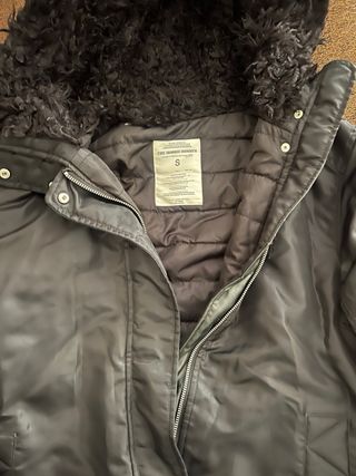 Chaqueta bomber negra con capucha