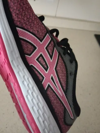 Zapatillas ASICS Talla 38 usadas dos veces.