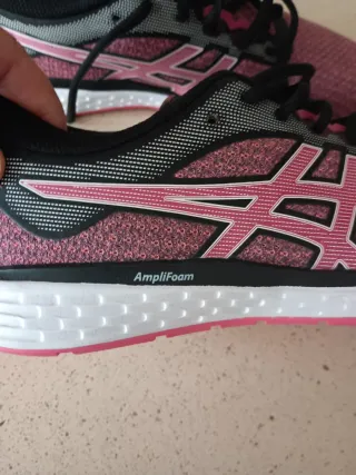 Zapatillas ASICS Talla 38 usadas dos veces.