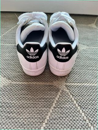 Adidas Superstar Talla 43 Blanco y Negro