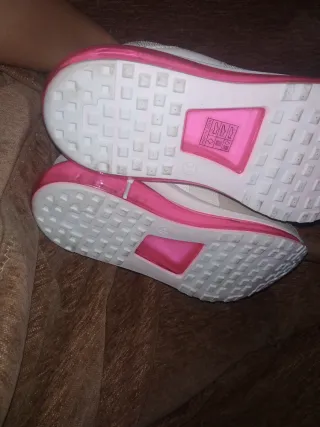 Zapatillas blancas y rosas