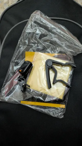 Guitarra Acústica con Funda y accesorios