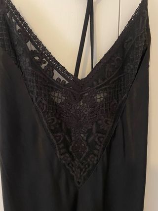 Vestido lencero negro Zara con encaje