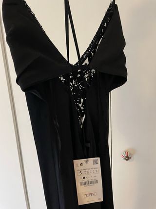 Vestido lencero negro Zara con encaje