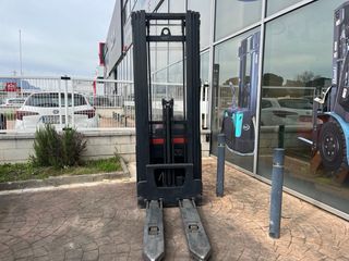 Apilador Eléctrico Linde L14 a 5,4 metros