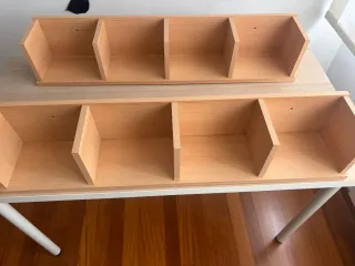 Escritori y estantería de madera.