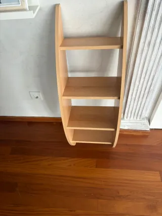 Escritori y estantería de madera.