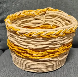 Cesta artesanal mimbre beige y amarillo