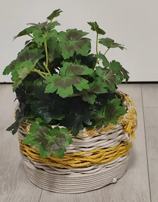 Cesta artesanal mimbre beige y amarillo