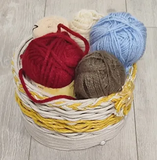 Cesta artesanal mimbre beige y amarillo