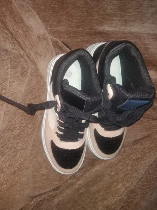 Zapatillas Beige y Negras