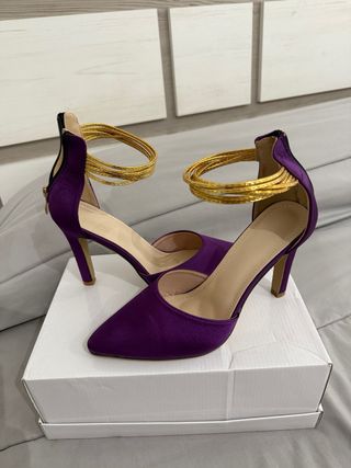 Zapatos de fiesta morados y dorados