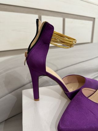 Zapatos de fiesta morados y dorados