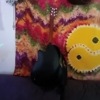 Chitarra acustica nera