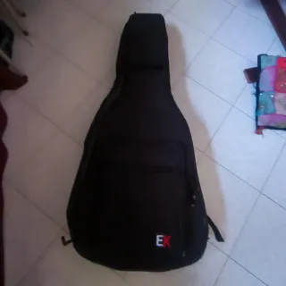 Chitarra acustica nera