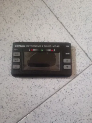 Chitarra acustica nera