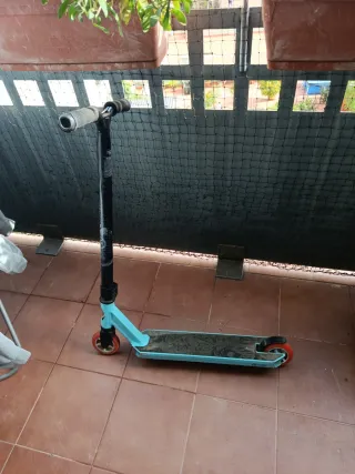 Patín de niño azul y naranja