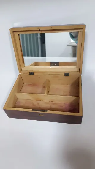 Joyero antiguo de madera con rosas