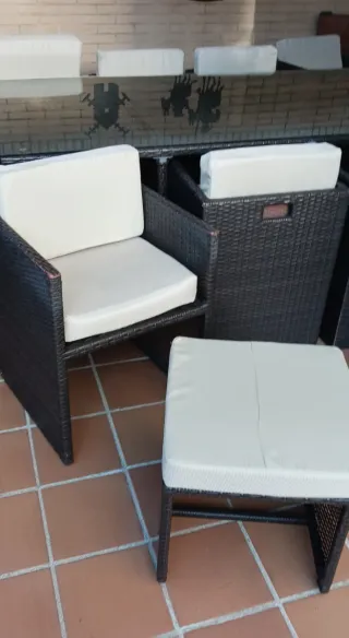 Conjunto Ratan Mesa + 8 Sillas + 2 Pufs