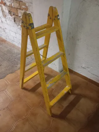 Escalera de madera amarilla