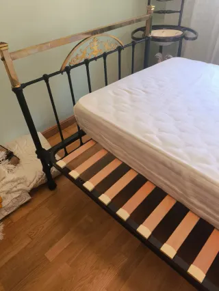 Cama antigua forja y latón