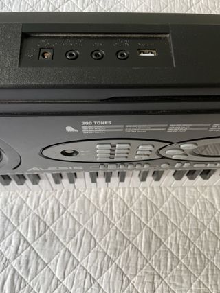 Teclado Alesis Melody61 con soporte