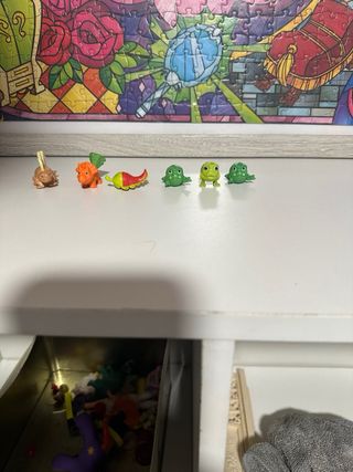 Figuras figuritas kinder Caja de juguetes varios