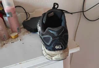 Zapatillas ASICS Beige y Negro