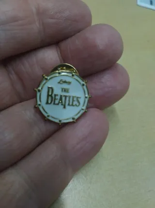 Pin The Beatles Dorado Tambor