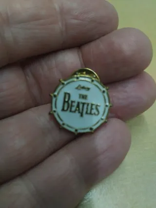 Pin The Beatles Dorado Tambor